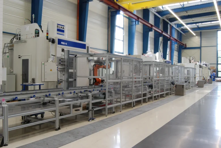 Werkshalle der Metallfabrikation Steins mit ELHA Fertigungslinie und Roboterhandling